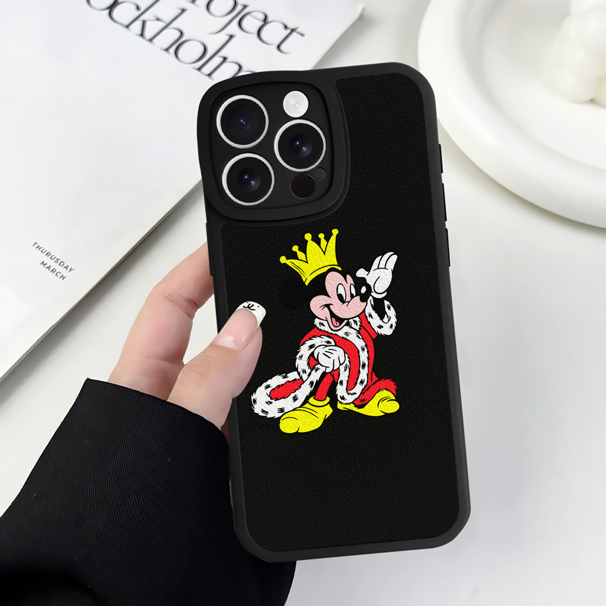 （画像用） ミッキーマウス Mickey Mouse 【iPhone 16シリーズ対応】シリコンスマホケース（レザー調） 材質：シリコン